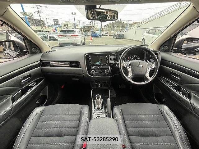 Mitsubishi OUTLANDER PHEV 2015-11 281136-1