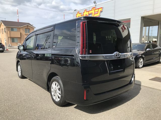 Toyota NOAH 2021-01 18088-2