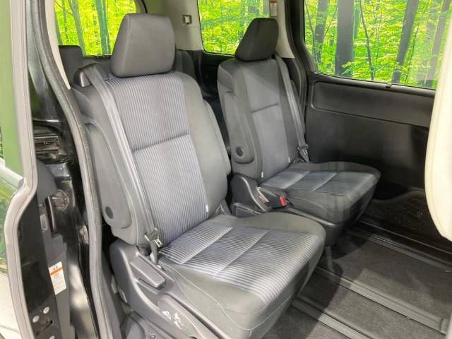 Toyota VOXY 2015-05 26858-9