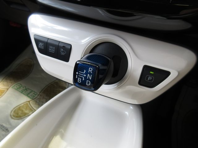 Toyota PRIUS 2016-05 180448-17