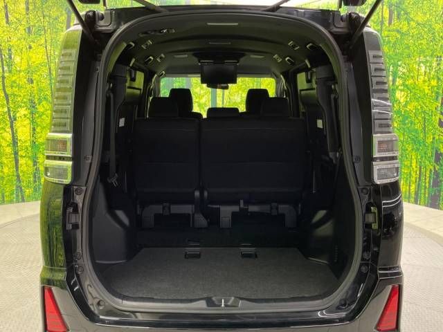 Toyota VOXY 2018-10 14590-11