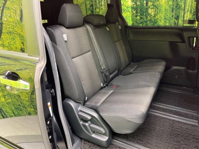 Toyota VOXY 2018-10 14590-9
