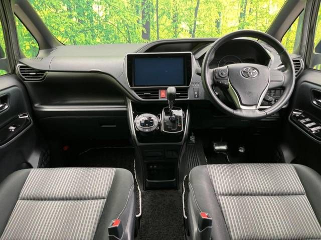 Toyota VOXY 2018-10 14590-1