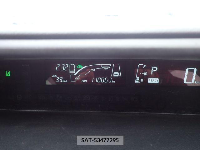 Toyota AQUA 2017-06 378154-12