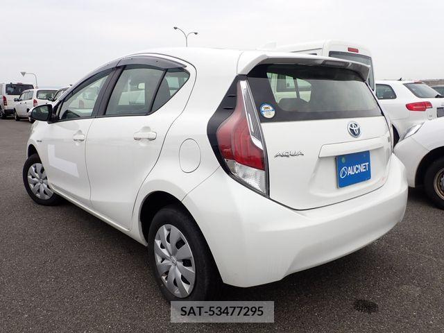 Toyota AQUA 2017-06 378154-2