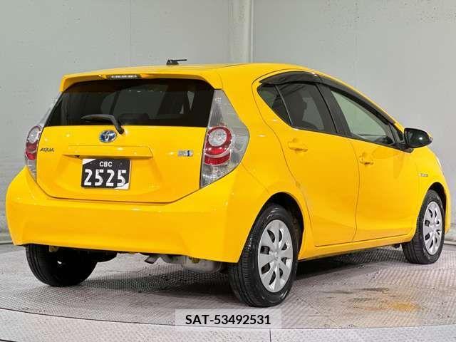 Toyota AQUA 2012-08 211605-8