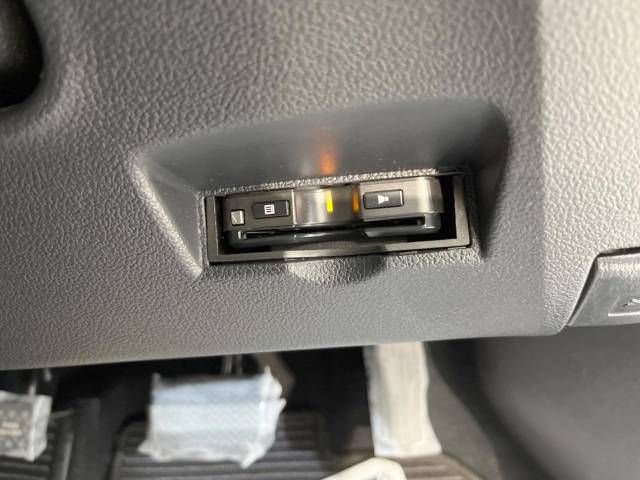 Toyota PRIUS 2018-04 13144-6
