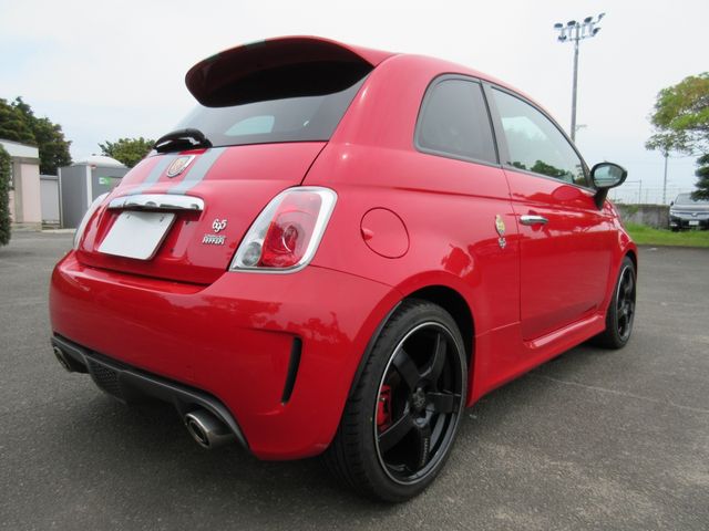 Abarth 695 2011-02 27475-14