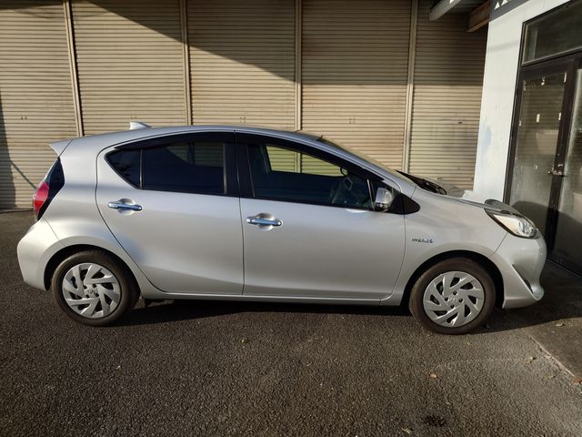 Toyota AQUA 2019-04 23019-17