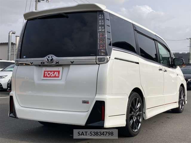 Toyota VOXY 2016-11 288924-1
