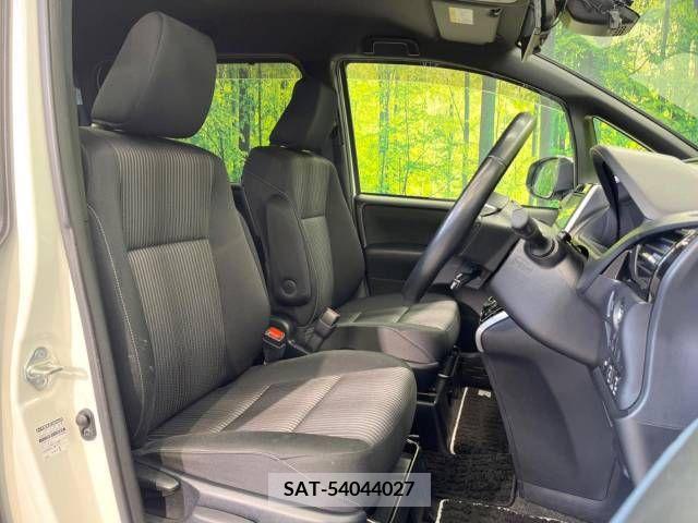 Toyota VOXY 2018-06 236374-8