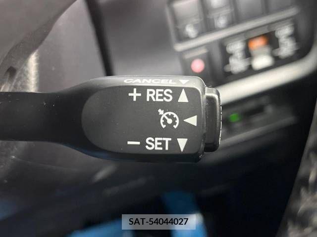 Toyota VOXY 2018-06 236374-6