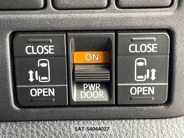 Toyota VOXY 2018-06 236374-5