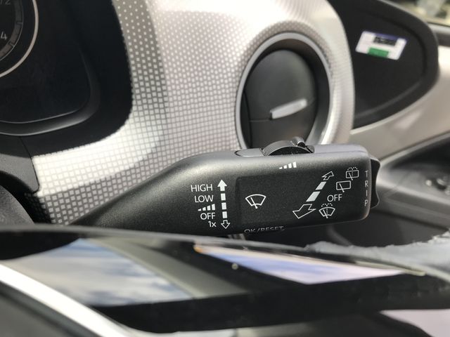 VolksWagen UP! 2018-08 13402-18