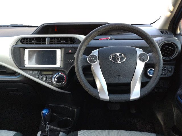 Toyota AQUA 2014-03 196249-1