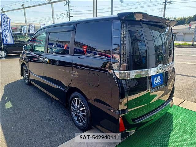 Toyota VOXY 2015-10 231327-2