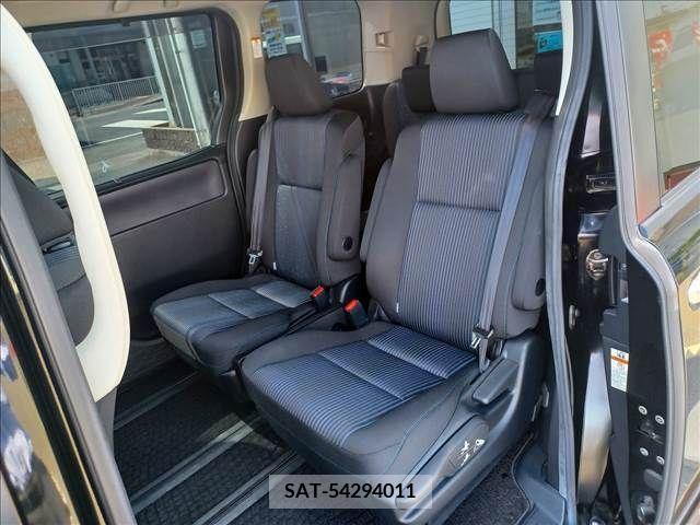 Toyota VOXY 2015-10 231327-4