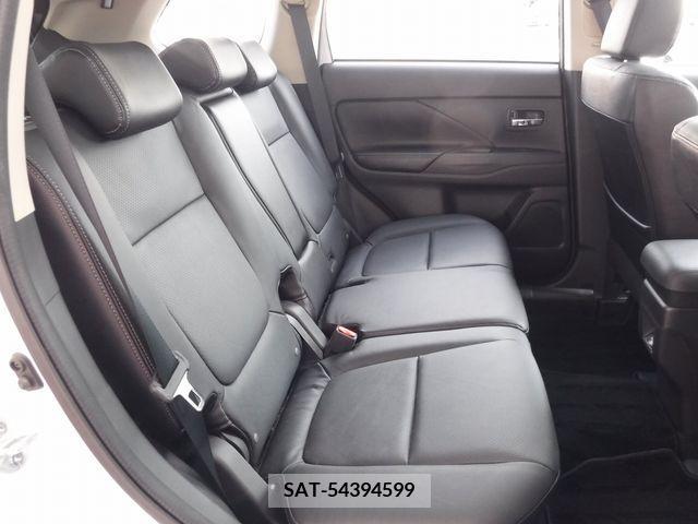 Mitsubishi OUTLANDER PHEV 2013-11 281130-11