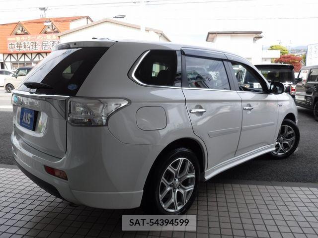 Mitsubishi OUTLANDER PHEV 2013-11 281130-2