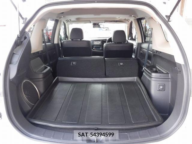 Mitsubishi OUTLANDER PHEV 2013-11 281130-18