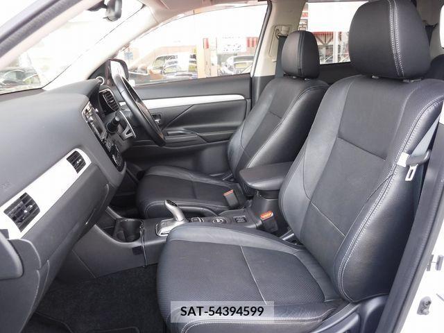 Mitsubishi OUTLANDER PHEV 2013-11 281130-16