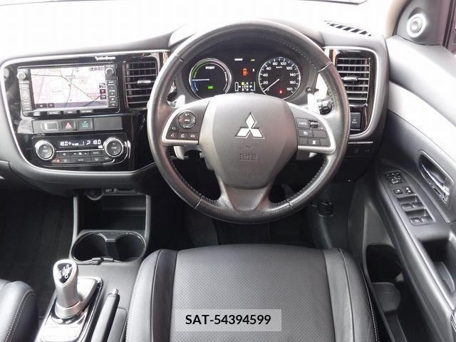 Mitsubishi OUTLANDER PHEV 2013-11 281130-1