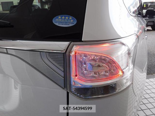 Mitsubishi OUTLANDER PHEV 2013-11 281130-5