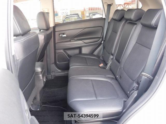 Mitsubishi OUTLANDER PHEV 2013-11 281130-12