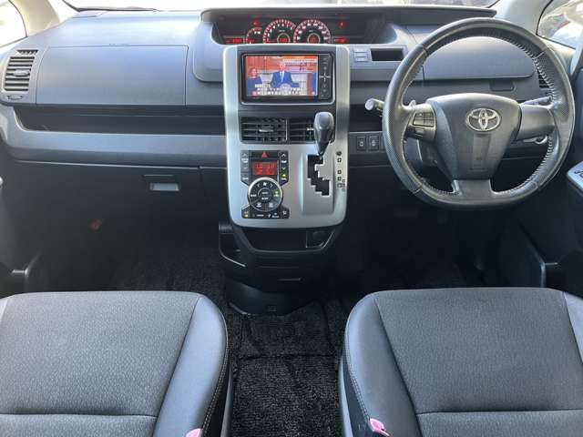 Toyota VOXY 2013-01 9906-7