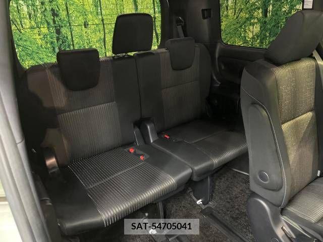 Toyota VOXY 2018-10 332375-10
