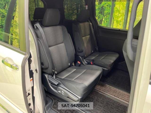 Toyota VOXY 2018-10 332375-9