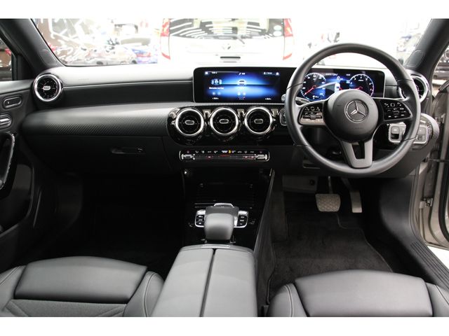 Mercedes Benz A-CLASS 2018-12 11014-1