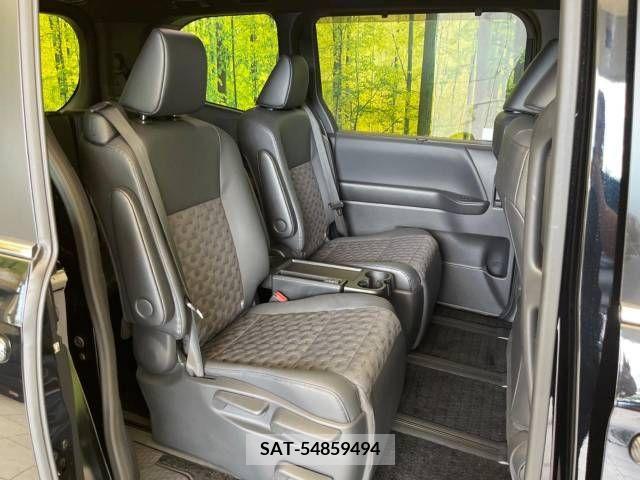 Toyota VOXY 2022-10 370369-8