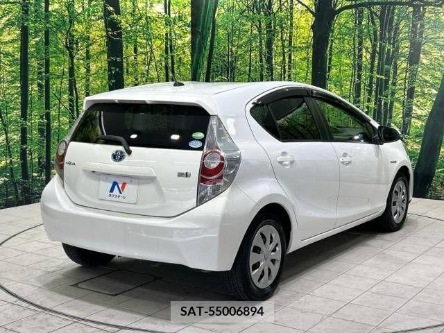 Toyota AQUA 2013-07 349590-16