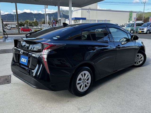 Toyota PRIUS 2018-04 11482-1