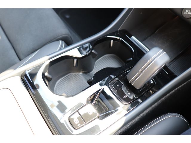 Volvo XC40 2021-11 16221-21