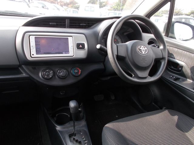 Toyota VITZ 2014-10 19547-1