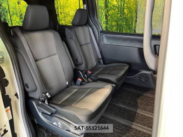 Toyota VOXY 2019-06 332166-9