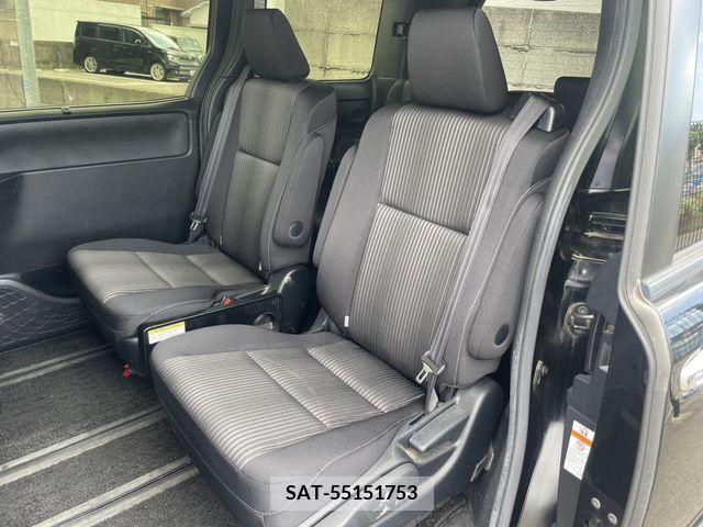 Toyota VOXY 2018-06 370348-17