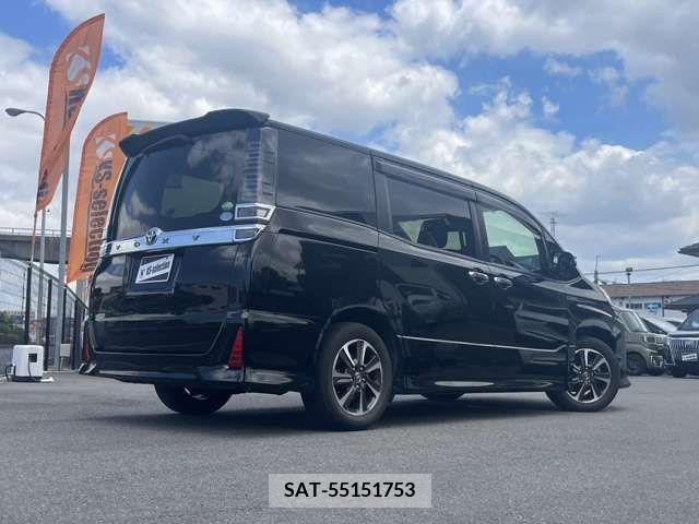 Toyota VOXY 2018-06 370348-1