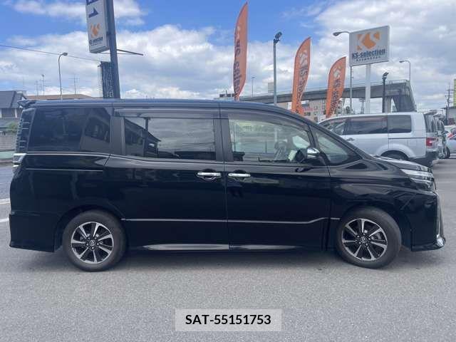 Toyota VOXY 2018-06 370348-5
