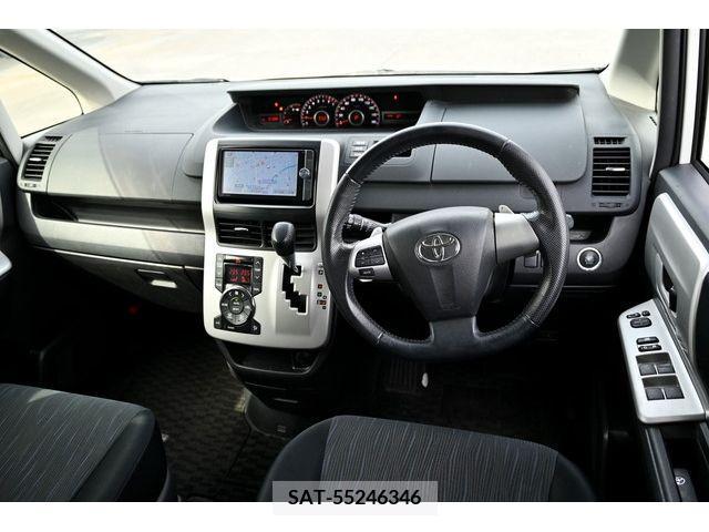Toyota NOAH 2013-06 215297-1