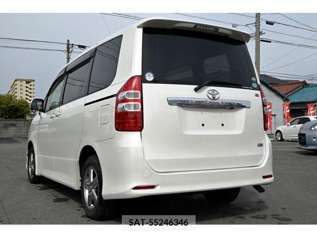 Toyota NOAH 2013-06 215297-2