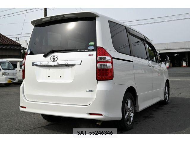 Toyota NOAH 2013-06 215297-4