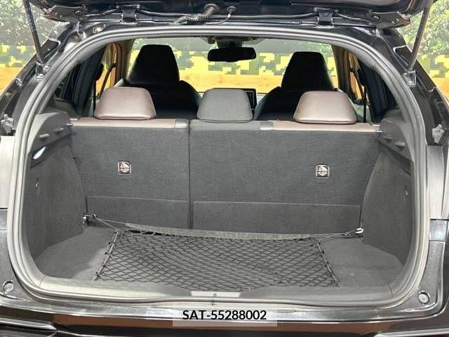Toyota C-HR 2017-05 236749-10