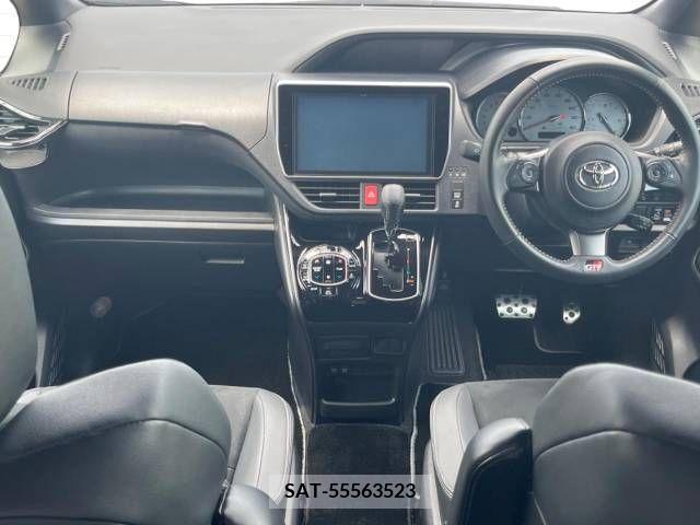 Toyota NOAH 2018-01 321575-1