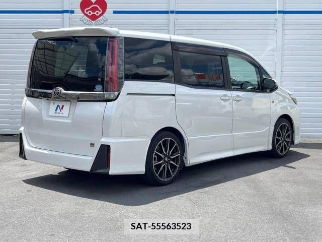Toyota NOAH 2018-01 321575-18