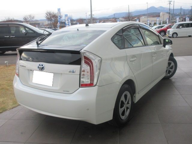Toyota PRIUS 2014-10 25338-1