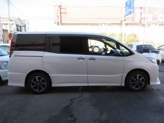 Toyota NOAH 2019-03 196620-7