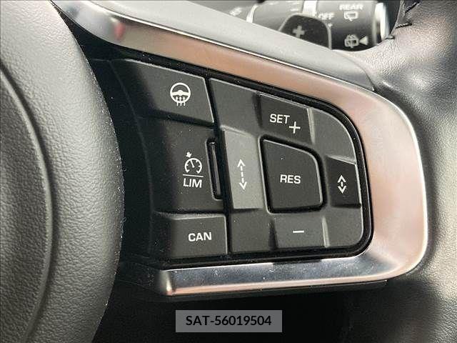 Jaguar E-PACE 2019-08 213643-6